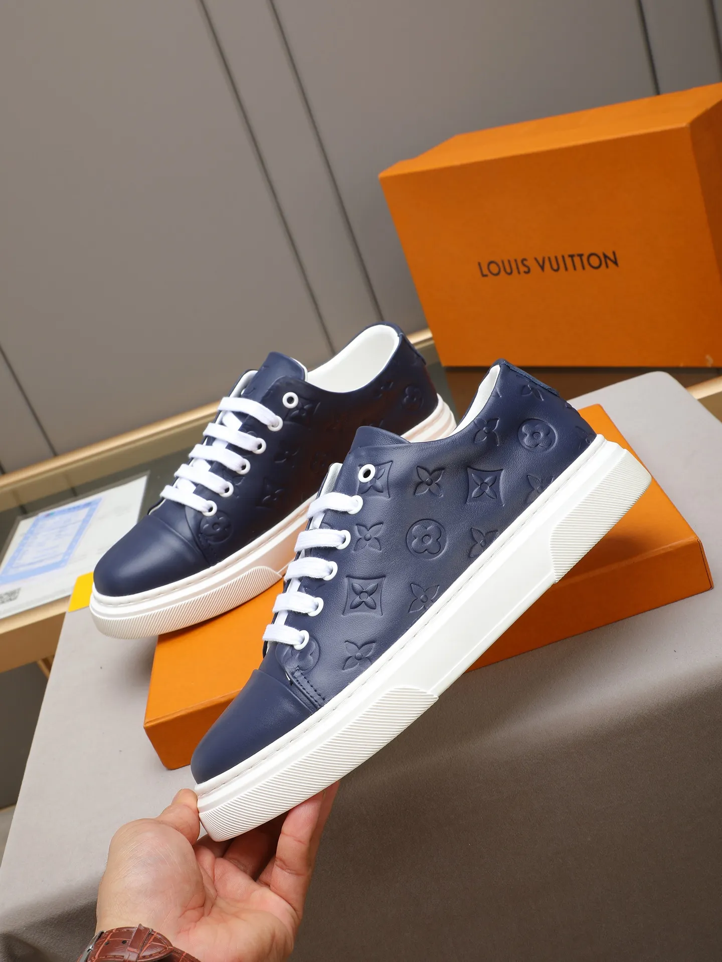 The main model 👍👍👍P420 is the new LOUIS VUITTON [Luden Yiwei]——LV upper [Lv]🇮🇹Imported first-layer cowhide embossed🇩🇪Inside imported sheepskin lining ➕Non-slip and wear-resistant outsole. Every man's identity is reflected in his elegant and stable upper shoes🚶🏻🚶🏻📯 No matter the wind or rain, the shoe last remains unchanged and can stand the test of time🔍️. ——Code number: 38-44 (45 can be customized)